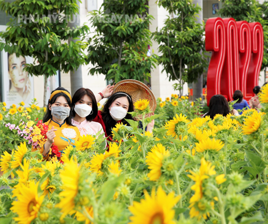 Khách du xuân ở Đường hoa Phú Mỹ Hưng