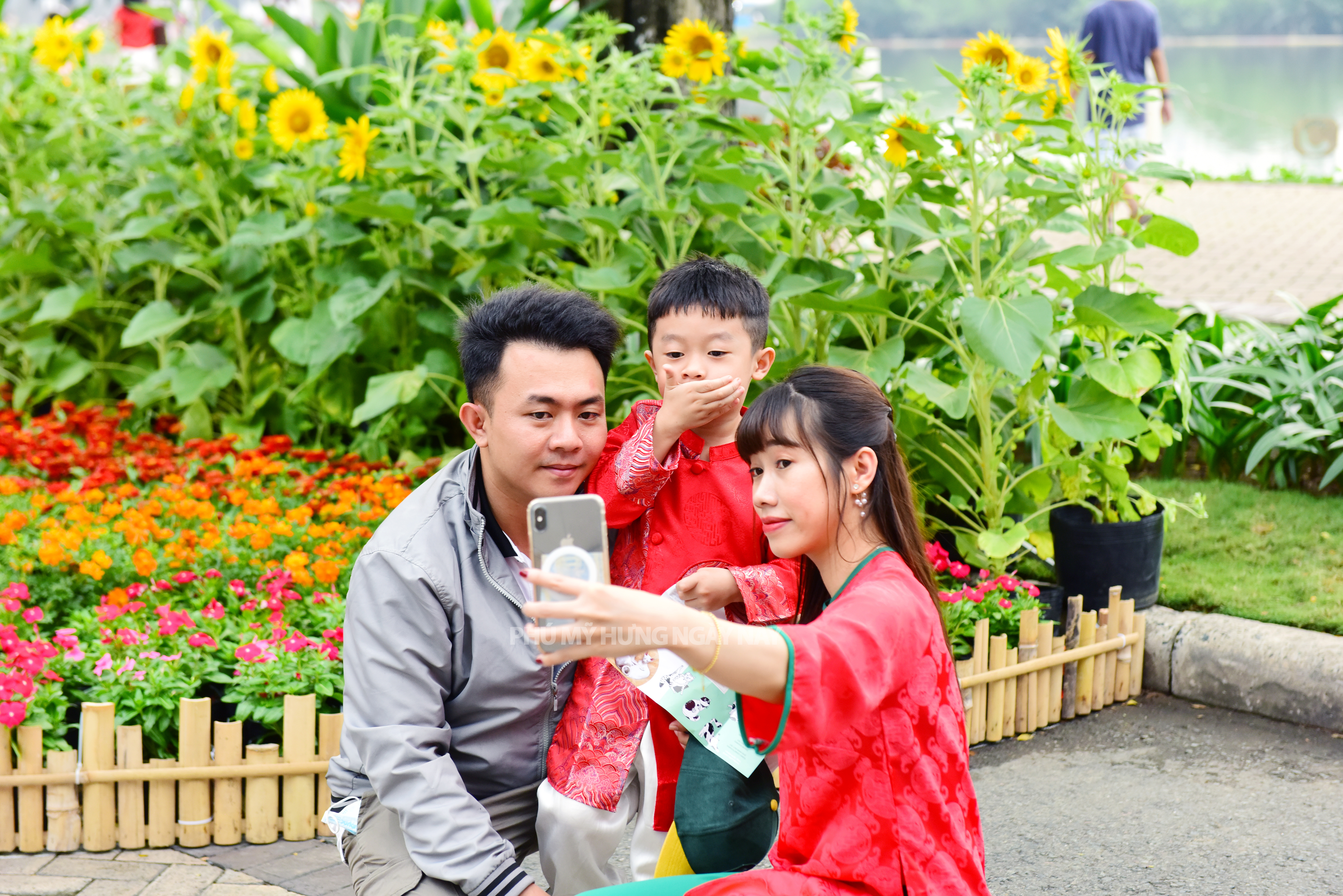 Countless “Selfie” Styles at Phu My Hung Spring Flower Festival