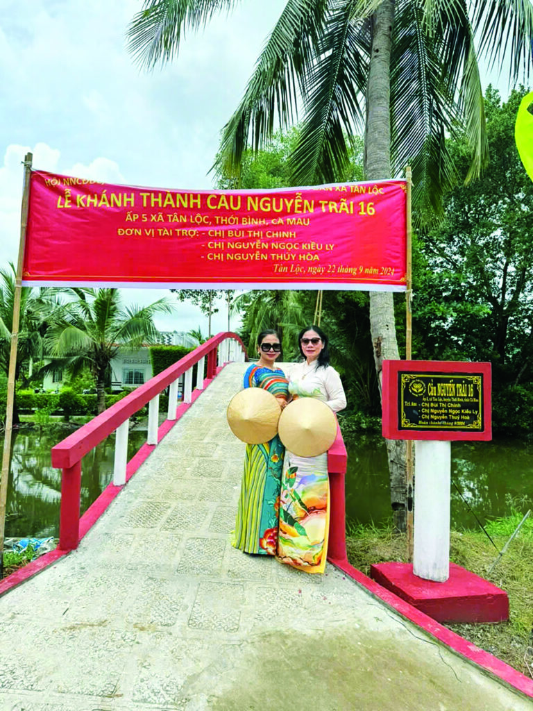 Chị Thúy Hòa (Cư dân Khu phố Hưng Phước 3) và nhóm thiện nguyện yêu đất Cà Mau