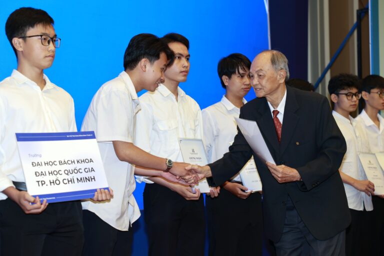 Gần 8,8 tỷ đồng học bổng Đinh Thiện Lý được trao tặng